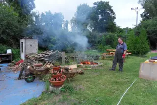 4.7.2011 - budujeme nový dřevník a ubytování pro kočky – fotografie 1