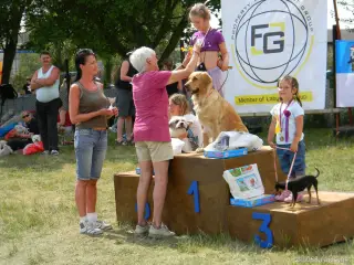 Mladší děti a pes:LADY a Míša,PUFÍK a Stáňa a SOFI a Johanka