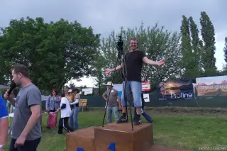 Kameraman na druhé straně kamery - je to hrdina,vydržel celý den a točil a točil...